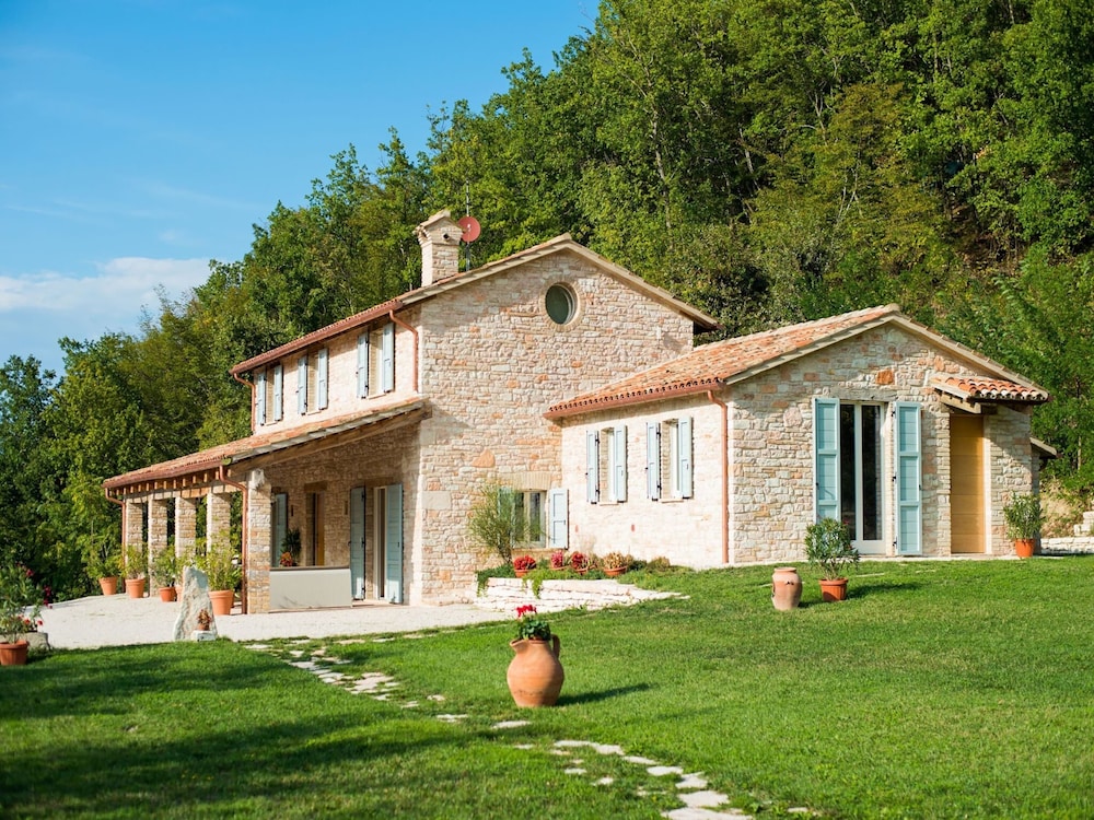 Chic Villa in Acqualagna with Hot Tub in Pool & Private Garden — 4-Star Luxury Hotel in Acqualagna, Italy