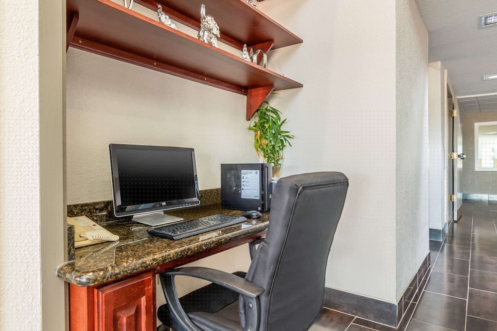 Quality Suites Kansas City International Airport - photo 16