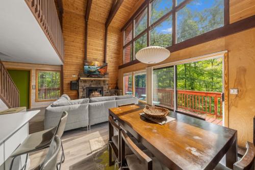 Treetops Chalet 3bd 2bt Boutique Cabin w Mt Leconte views in Gatlinburg — 4-Star Luxury Hotel in Gatlinburg, United States
