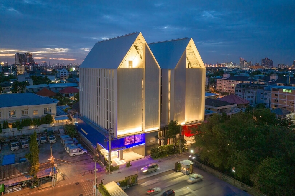 Blue Hippo Hotel in Samut Prakan, Thailand