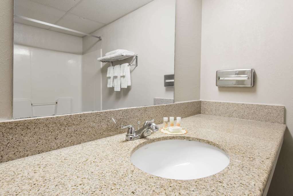 Days Inn by Wyndham Kansas City International Airport - photo 6