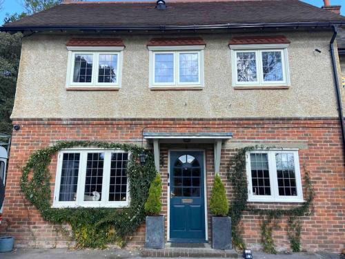Edwardian Cottage in beautiful surroundings with hot tub — 4-Star Luxury Hotel in Slinfold, United Kingdom