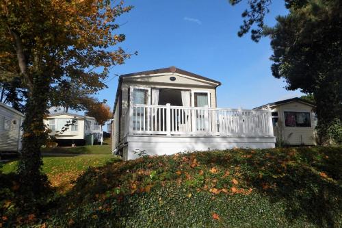 Family Seaside Retreat Private Stay at 5 Star Rockley Holiday Park Poole — 4-Star Luxury Hotel in Poole, United Kingdom