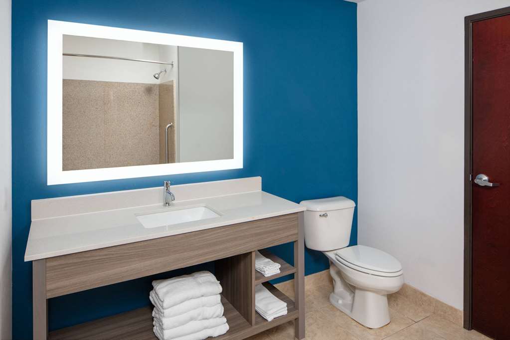 La Quinta Inn & Suites by Wyndham Woodward - photo 39