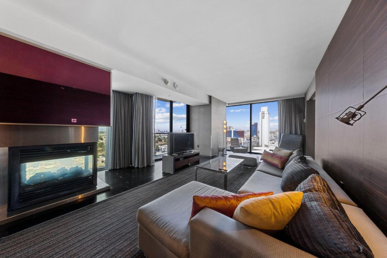 Huge Modern Luxury 17 Floor Panoramic Corner Suite with OPEN BALCONY — 4-Star Luxury Hotel in Las Vegas, United States