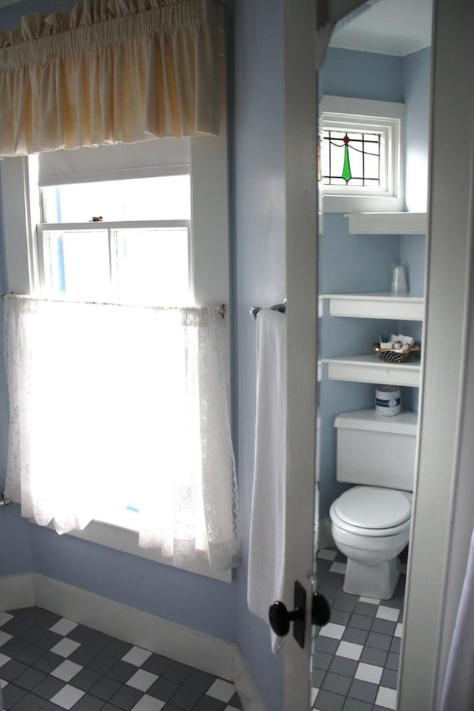The Oak Bluffs Inn - photo 25