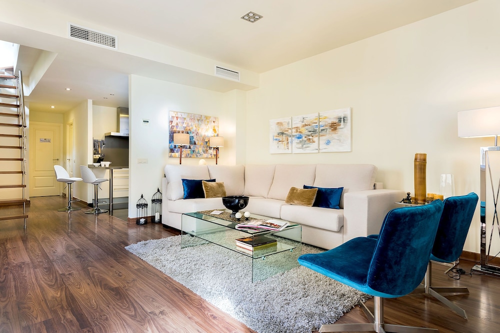 Genteel Home Francos Terrace V — 4-Star Luxury Hotel in Sevilla, Spain