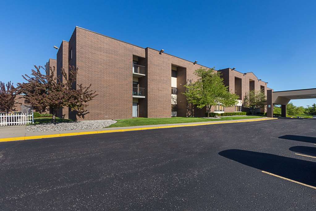 Quality Suites Lansing - photo 2
