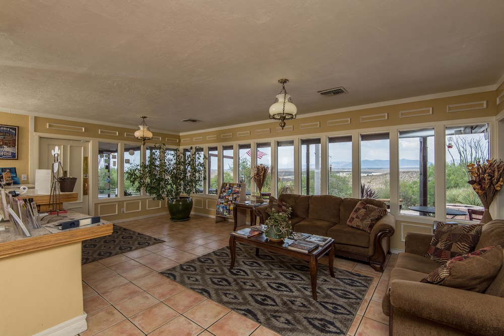 Landmark Lookout Lodge - photo 2