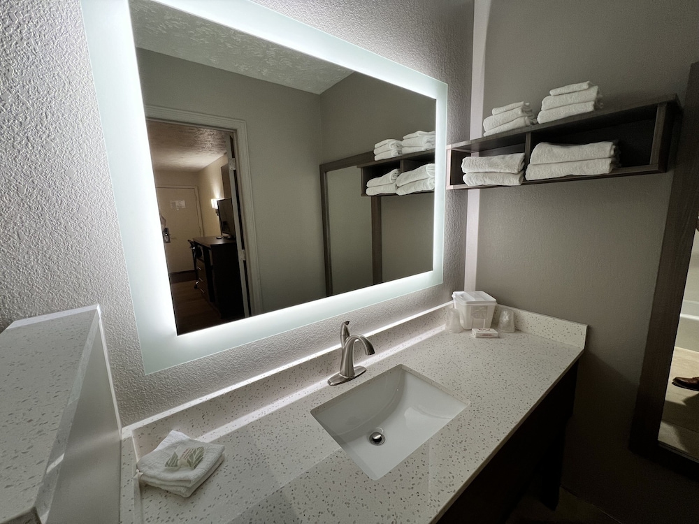 Deluxe Inn Georgetown - photo 11