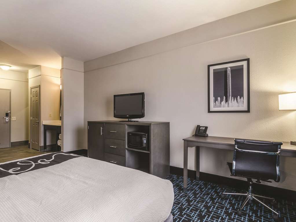 La Quinta Inn & Suites by Wyndham Kansas City Airport - photo 15