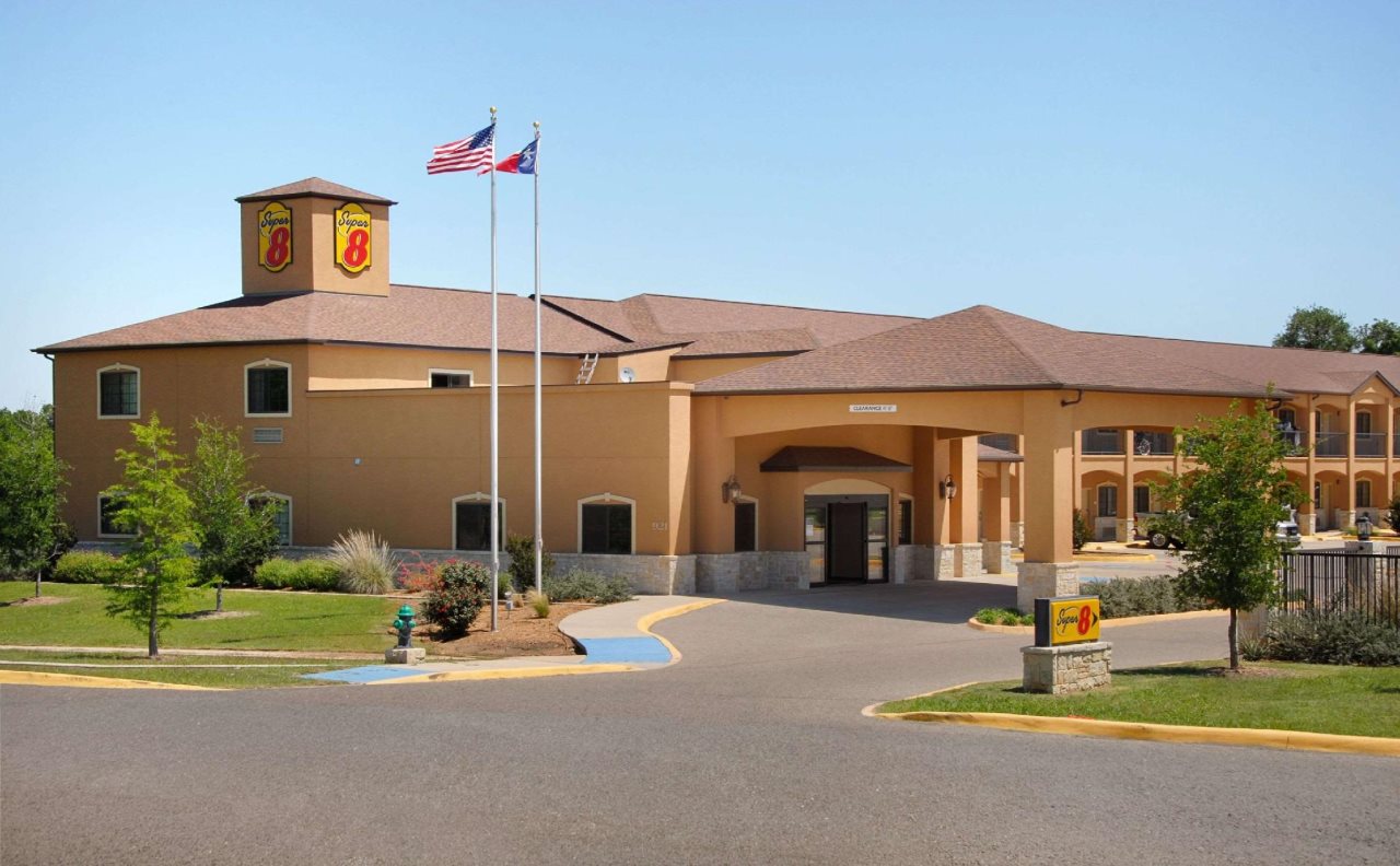 Super 8 by Wyndham Stephenville - carbon neutral hotel in Stephenville