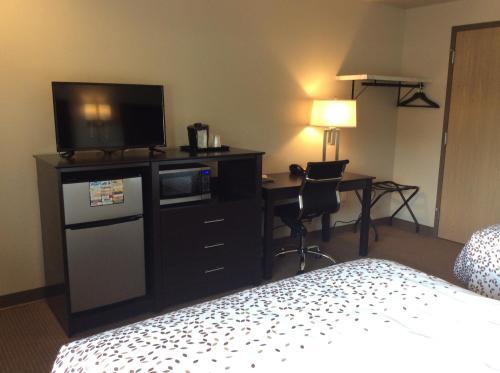 Scenic Shore Inn - photo 48