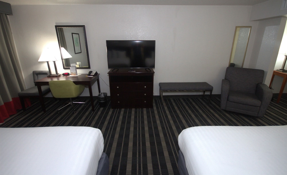 Atrium Hotel and Suites - photo 15