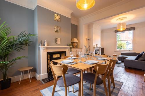 Cosy 2 Bedroom Reading House SLEEPS 6 With FREE WiFi & Garden by Roost Accommodation