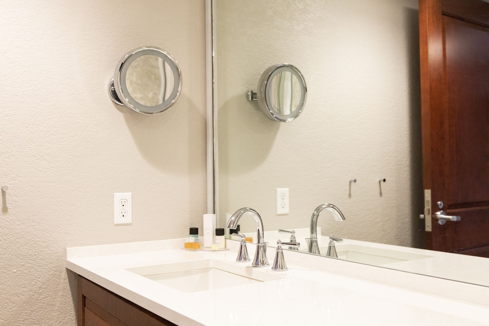 Hillsdale College Dow Hotel and Conference Center - photo 20