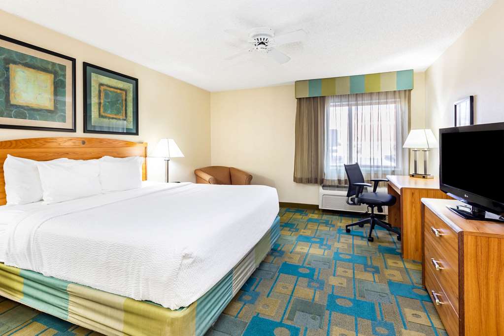 La Quinta Inn & Suites by Wyndham El Paso East - photo 24