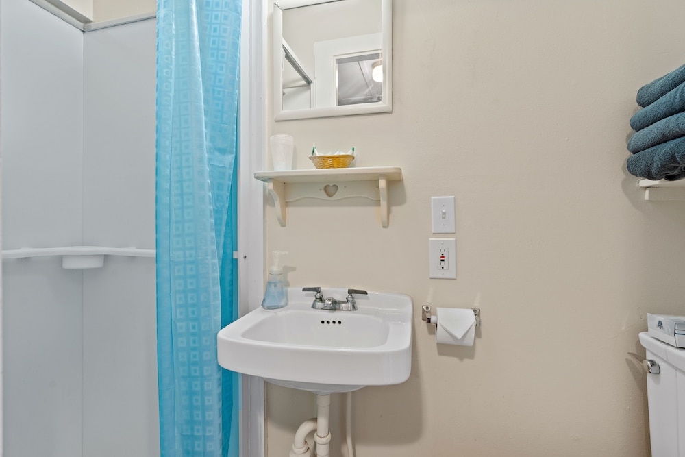 Beach Motel & Suites - photo 25