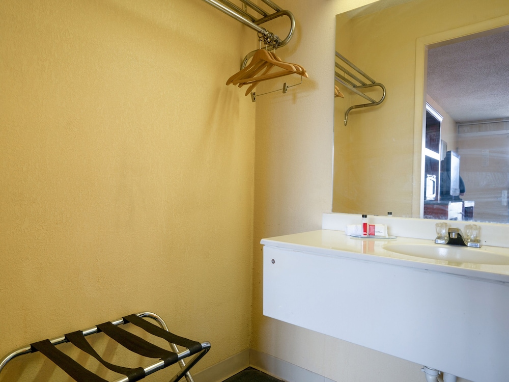 Travelodge by Wyndham Henderson - photo 24