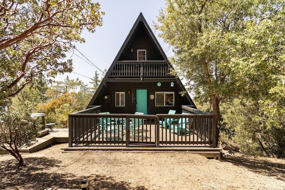 Dog Friendly A frame Hot Tub Nature Views — 4-Star Luxury Hotel in Idyllwild, United States