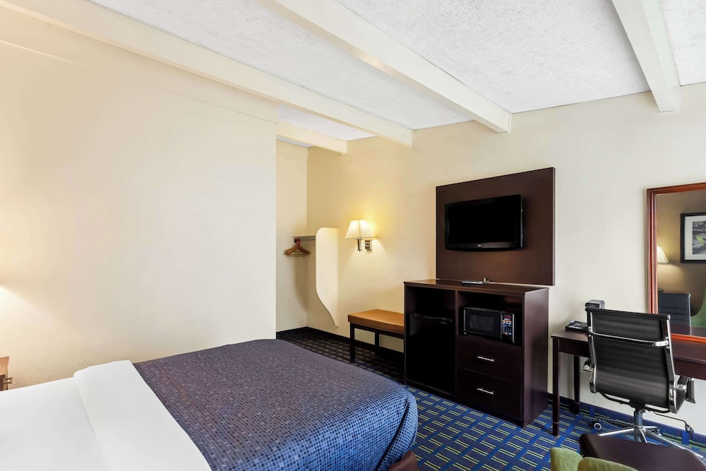 Econo Lodge Waynesboro Skyline Drive - photo 7
