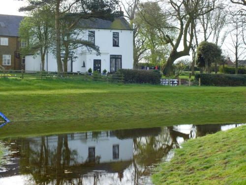 White House Farm Cottages — 4-Star Luxury Hotel in West Haddon, United Kingdom