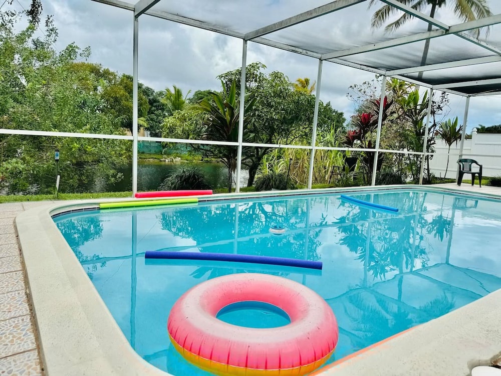 Sunrise Family Haven Private Pool & Scenic Vistas — hotel in Sunrise