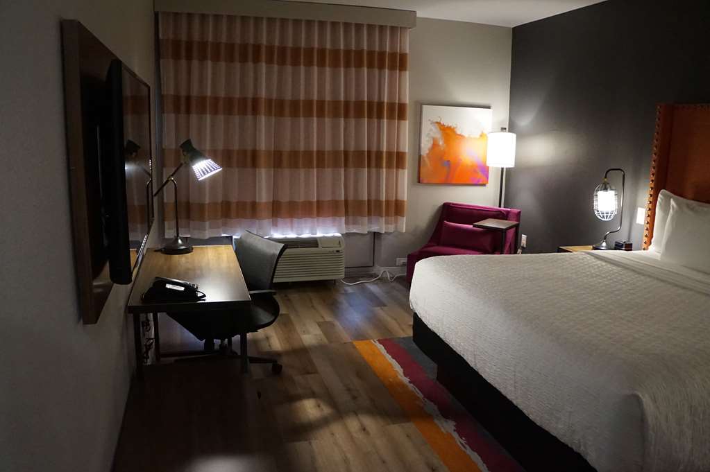 La Quinta Inn & Suites by Wyndham Lewisville - photo 22