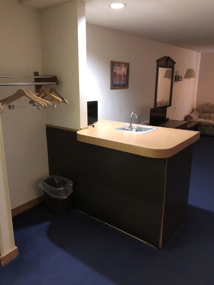 Denison Inn & Suites - photo 24