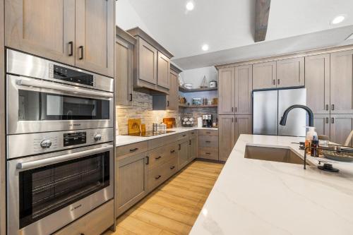 New Mountain Bluebird Walk To Lake Golf And Town Game Rm Family Friendly Sleeps 14 — Cascade