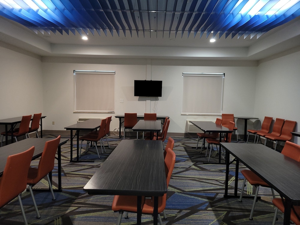 Holiday Inn Express Hotel & Suites Vidor South - photo 46