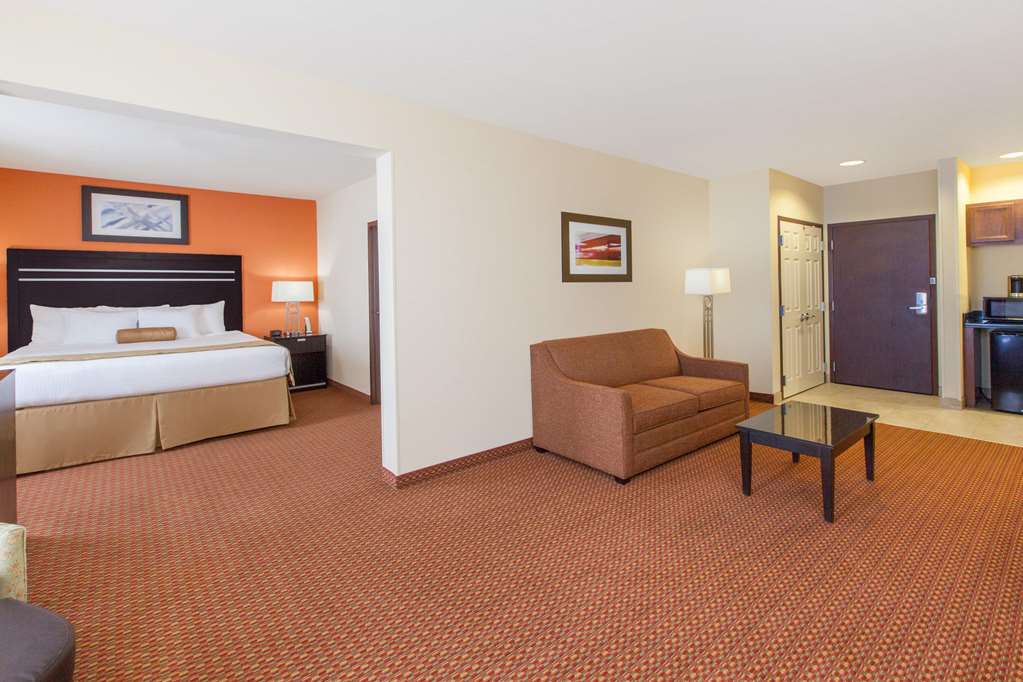 La Quinta Inn & Suites by Wyndham Tulsa Midtown - photo 13