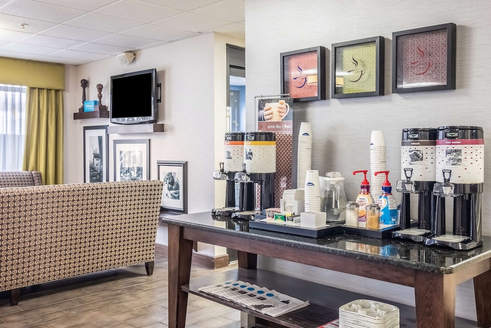 Hampton Inn Youngstown North - photo 34