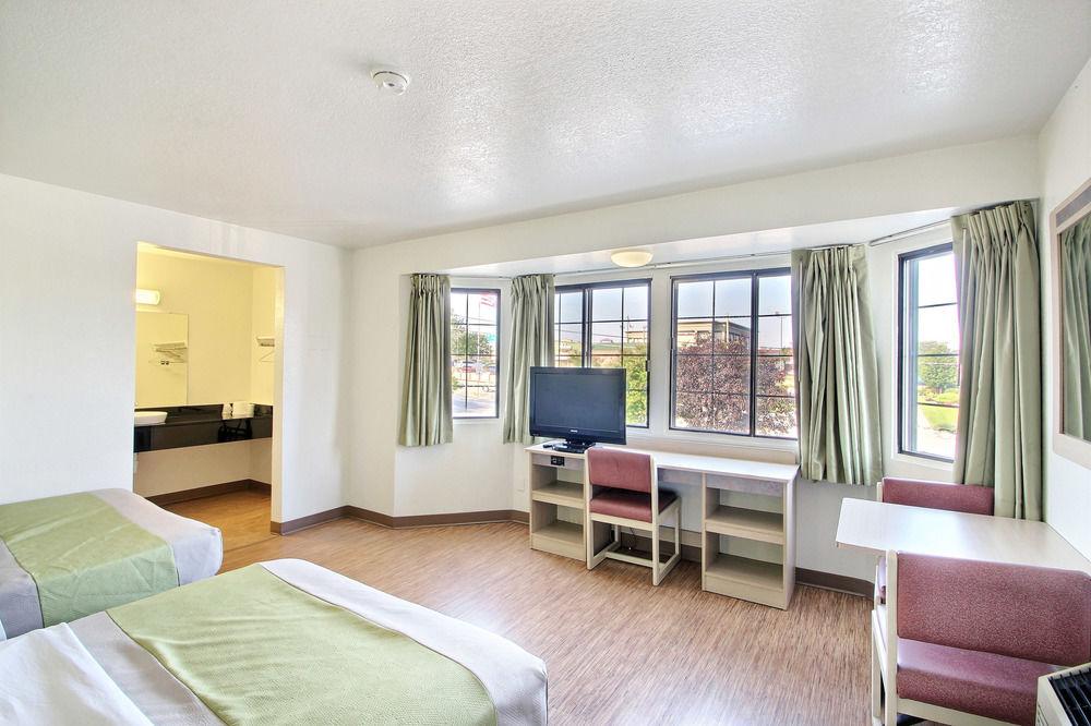 Motel 6 Milwaukee West Brookfield - photo 16