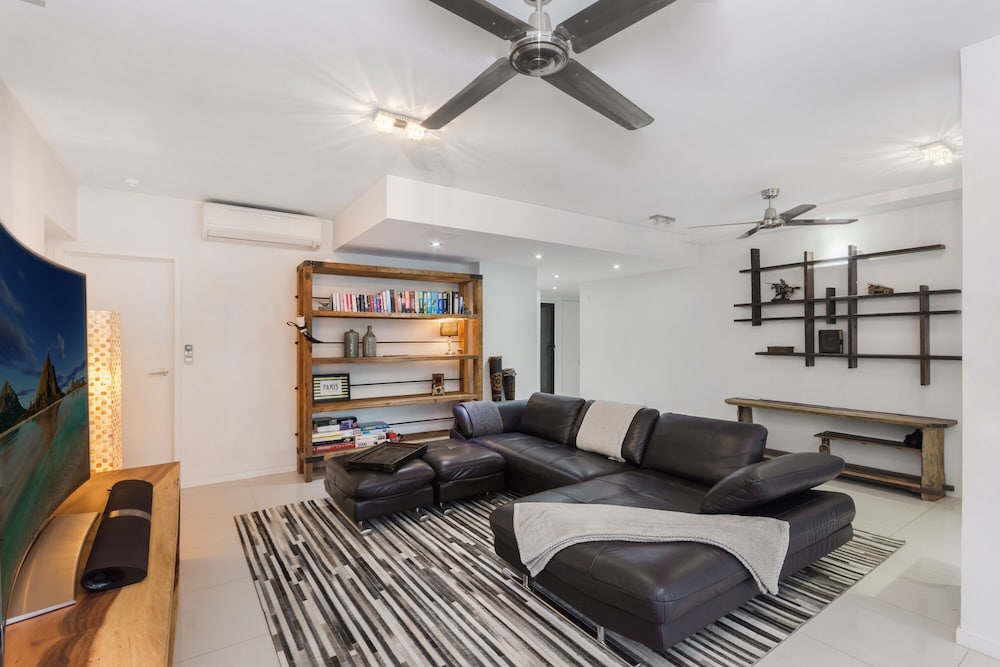 Luxury Pool Side Apartment In Beachfront Resort — Cairns North
