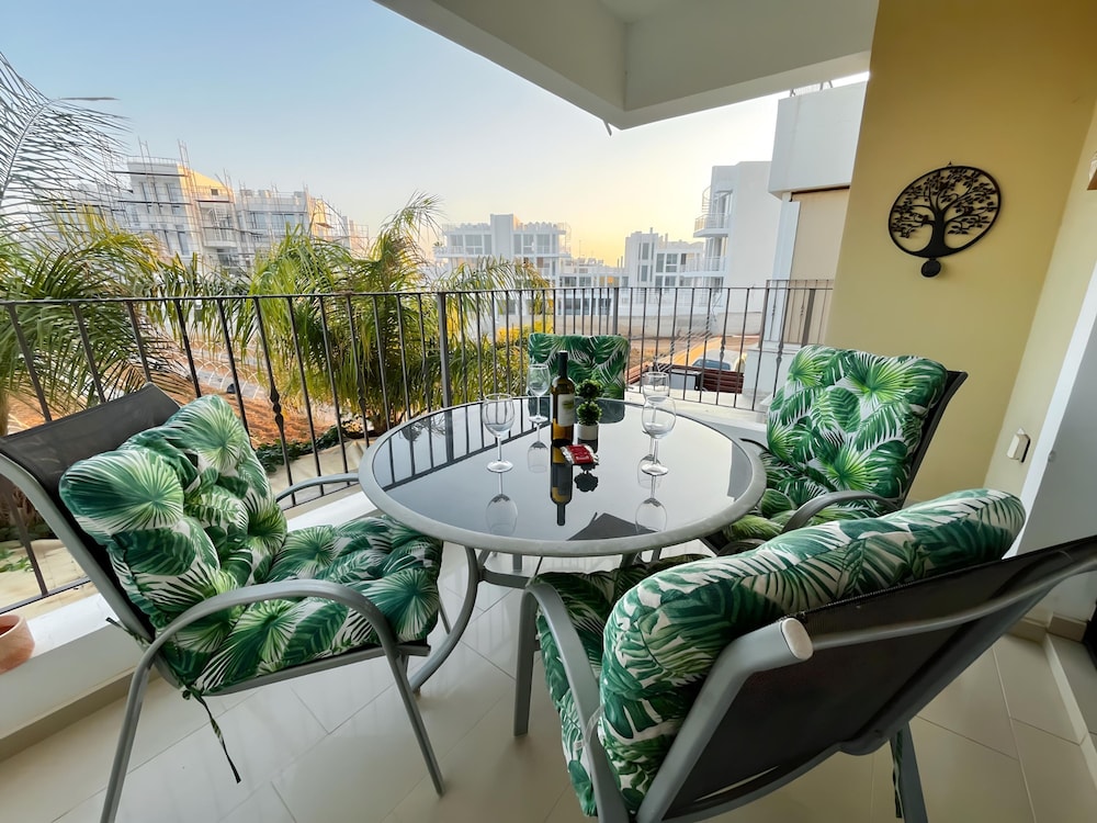 Déjà Blue Apartment Kyklades BC7 workspace pool gym nearby beach