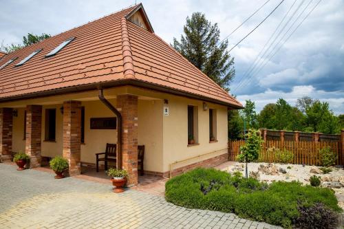 Mézes Vendégház és Apiterápiás központ — hotel in Monok