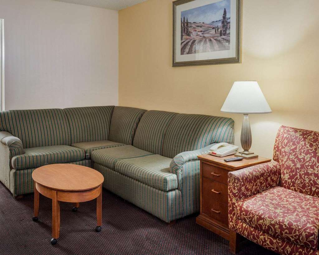 Rodeway Inn Colonial Heights I 95 - photo 23