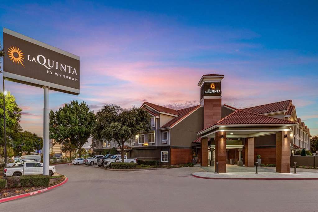 La Quinta Inn & Suites by Wyndham Dallas DFW Airport North - photo 4