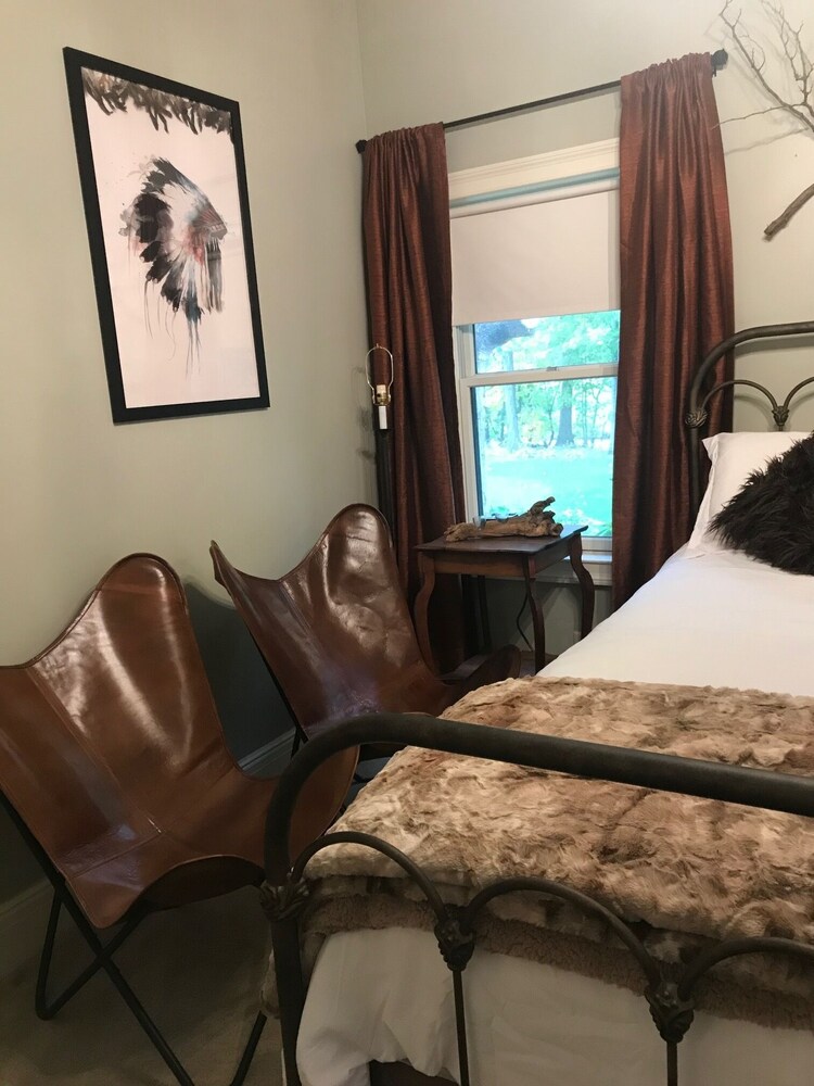 Iron Amethyst Inn Boutique Hotel - photo 9