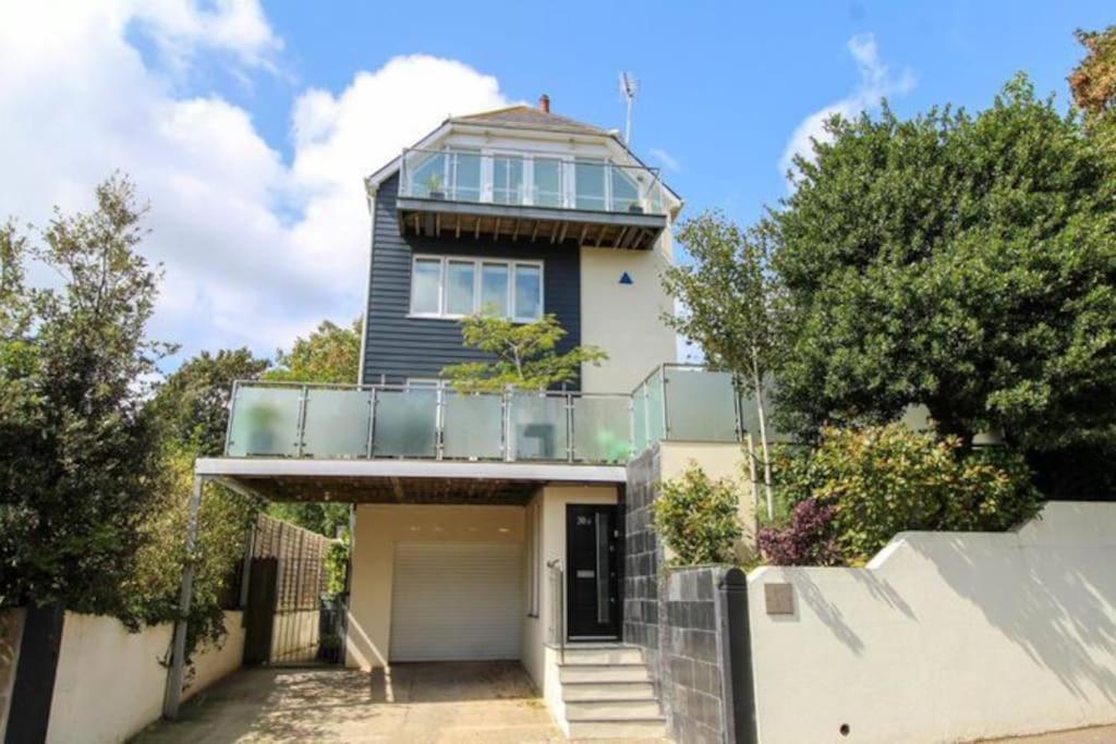 Glen Hurst By Bournecoast A Modern Detached Town Centre Holiday Home With A Snug Games Room And Garden Hb3114 — 4-Star Luxury Hotel in Bournemouth, United Kingdom