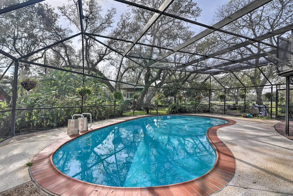 Lake Access and Pool Spacious Freeport Home — 4-Star Luxury Hotel in Freeport, United States