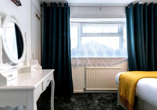 Home in Reading Berkshire for Contractors & Families with Free Parking & WiFi