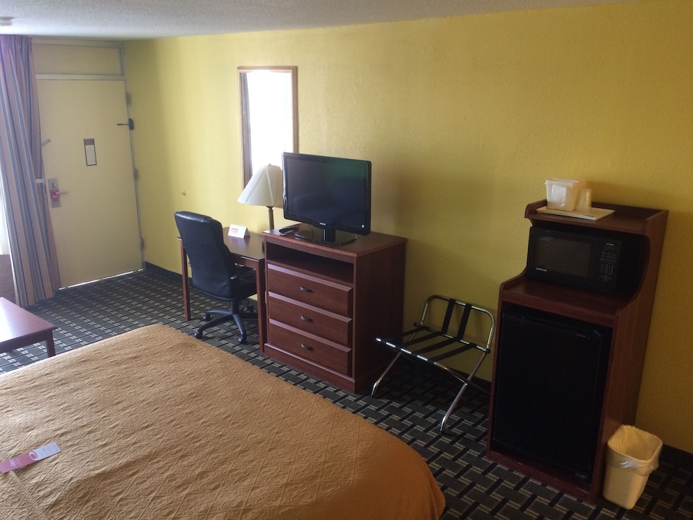 Econo Lodge Douglas - photo 10