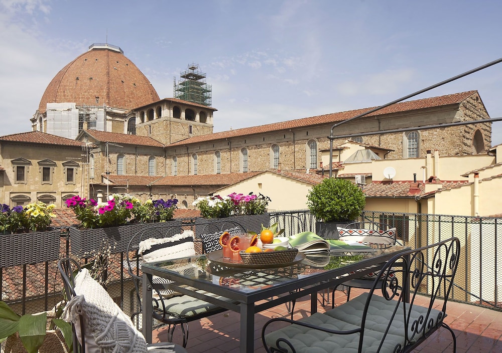 A Few Steps To Independence Square Delightful 3BD — 4-Star Luxury Hotel in Florence, Italy