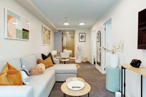 Modern CBD Apartment with Sky Tower View in Auckland, New Zealand