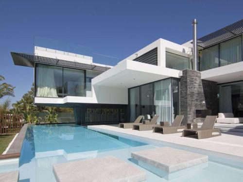 Phenomenal Algarve Villa Villa Flowerscape 4 Bedrooms Steam Room & Home — 4-Star Luxury Hotel in Almancil, Portugal