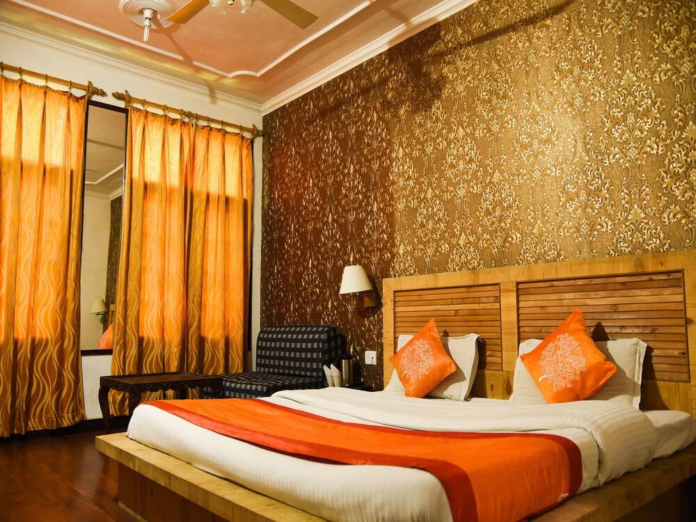 Oyo 13099 Lavilla - last minute hotel in Srinagar