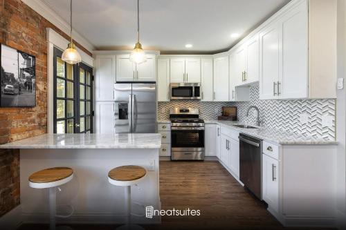 2BR Townhome with Parking Walk to Stadiums & Downtown — 4-Star Luxury Hotel in Covington, United States