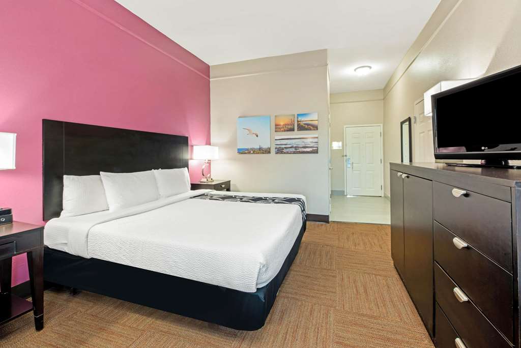 La Quinta Inn & Suites by Wyndham Winnie - photo 14